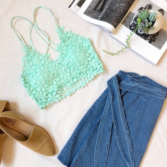 Floral Lace Eyelet Padded Bratelle Top in Pistachio Mint - Picture 6 of 8